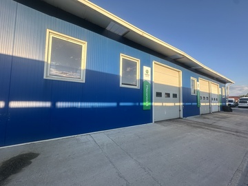 Cladire lateral stanga