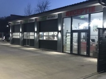 Cladire lateral dreapta